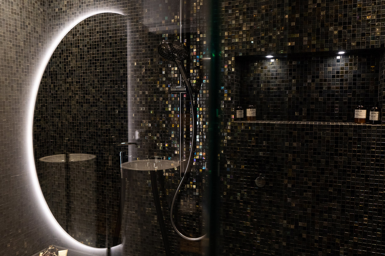 baeder_bukoll_saunabad-mit-stil-mosaik-duschnische