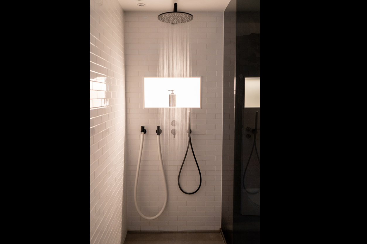 baeder_bukoll_saunabad-wall-deco-dusche-lichtnische